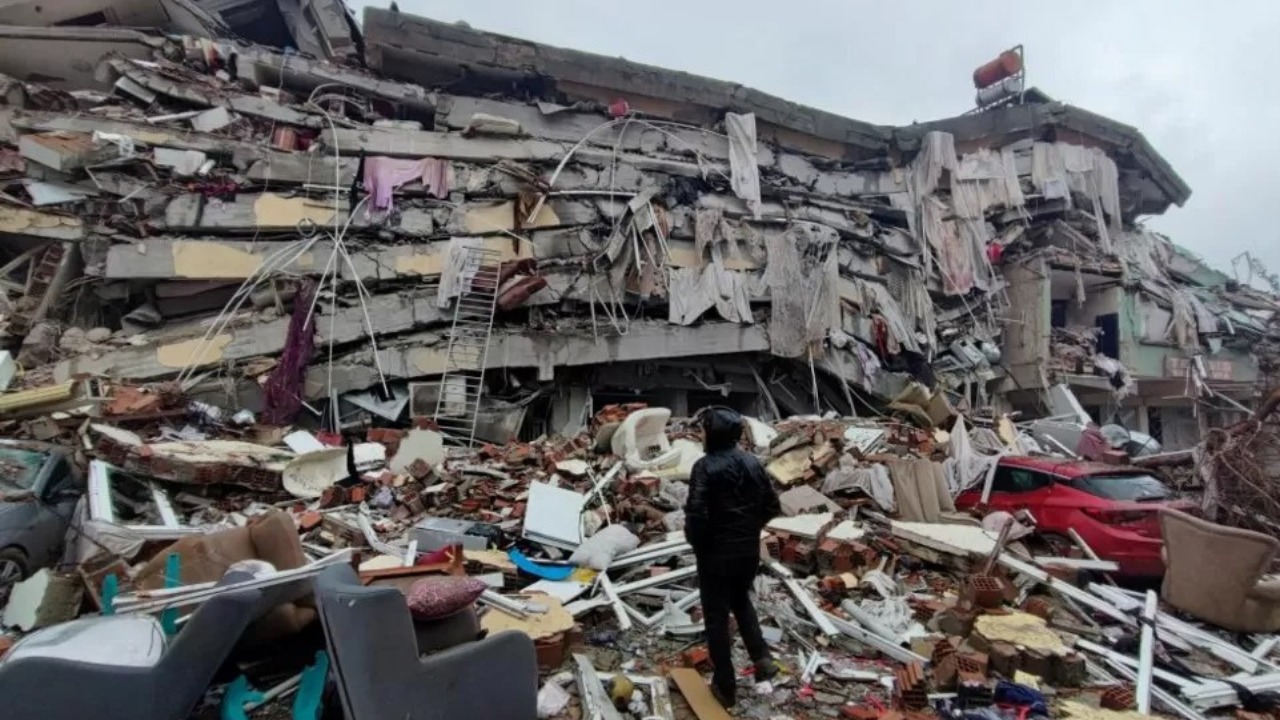 Así lo afirmó el presidente turco RecepTayyip Erdoğan . El número de muertos por un fuerte terremoto en el sureste de Turquía, cerca de la frontera con Siria, se acerca a las 2.000 personas en ambos países.